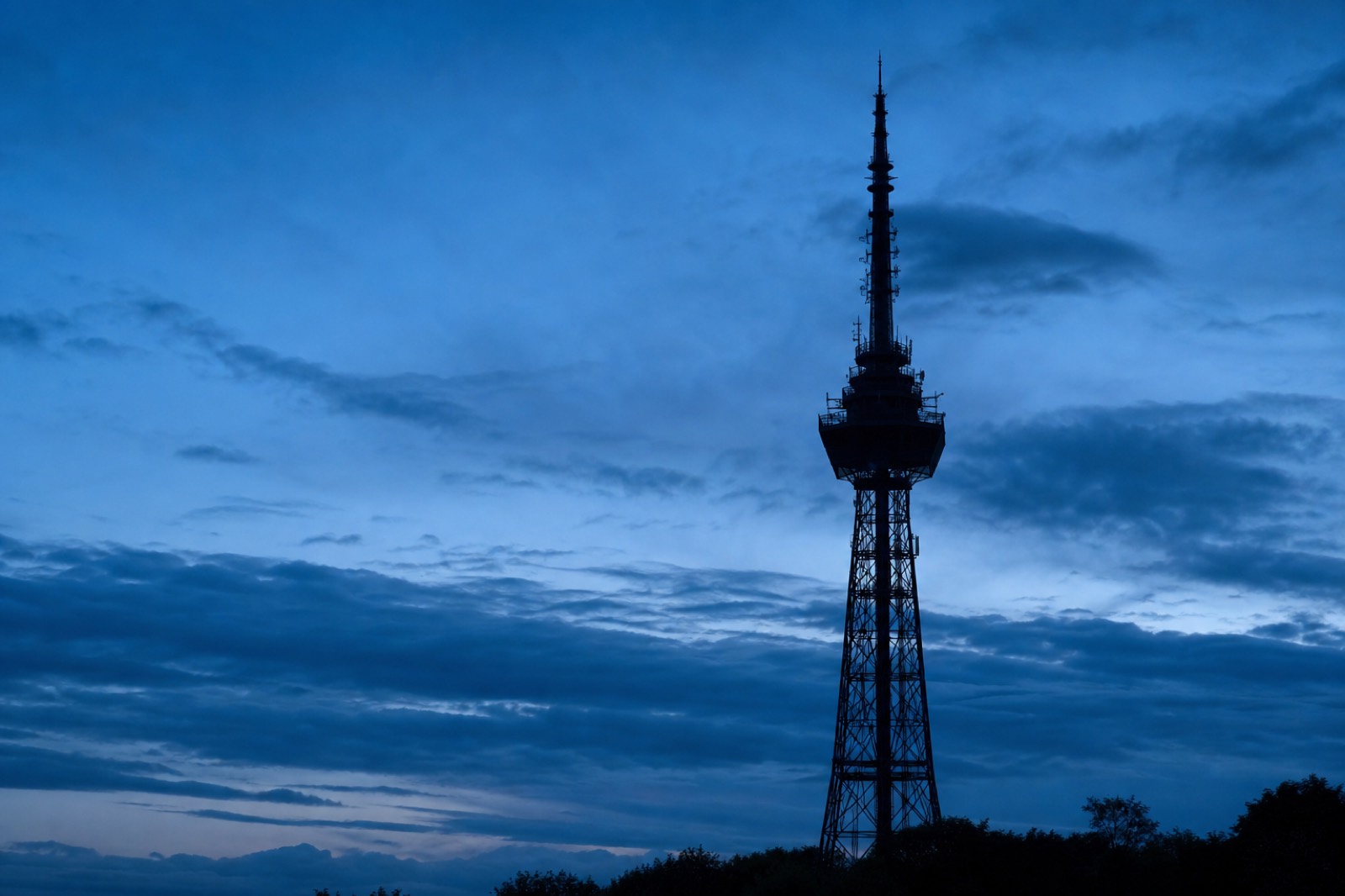 Fernsehturm vor blauem Abendhimmel